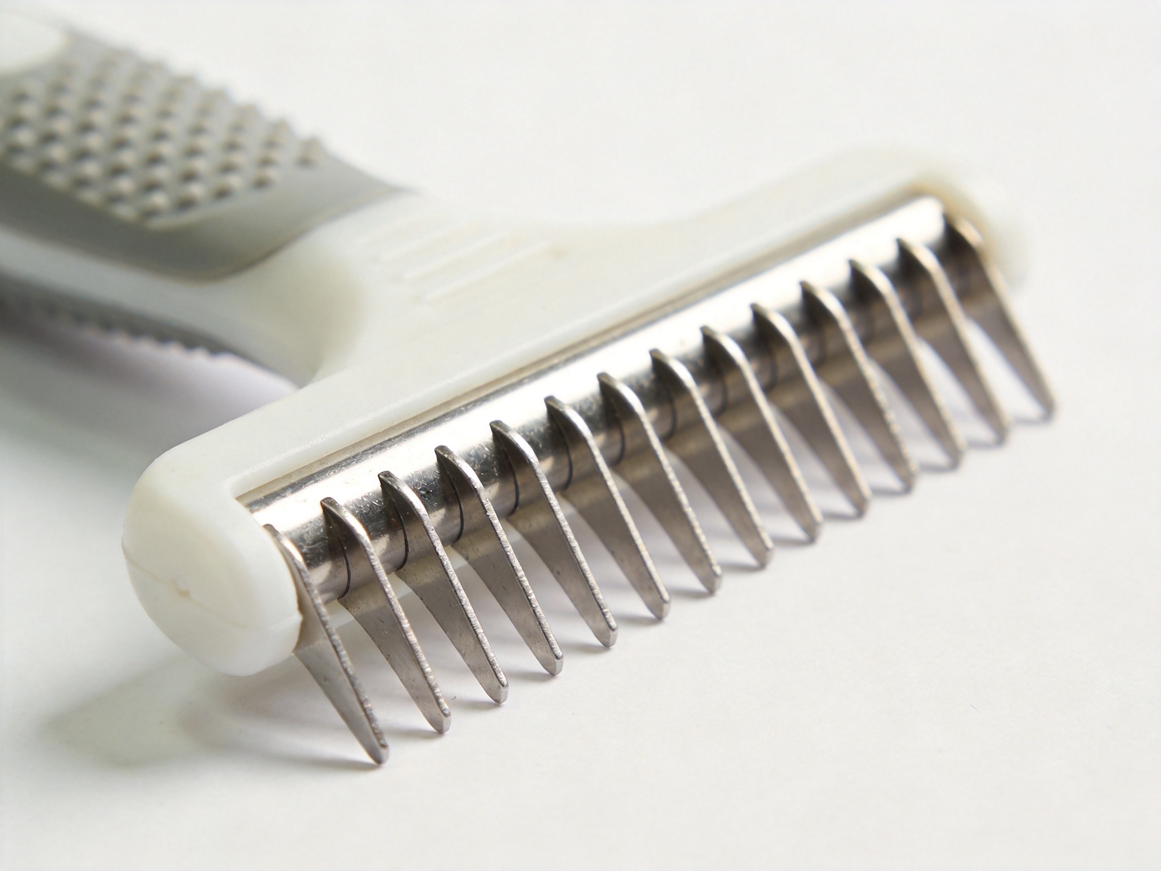 Deshedding tool product close-up